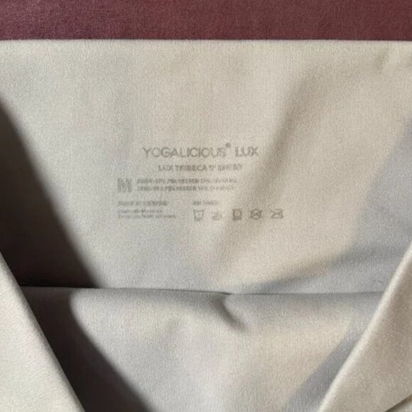 Yogalicious Lux - Lux Tribeca 5" Shorts with pockets - Size Medium - Picture 4 of 6